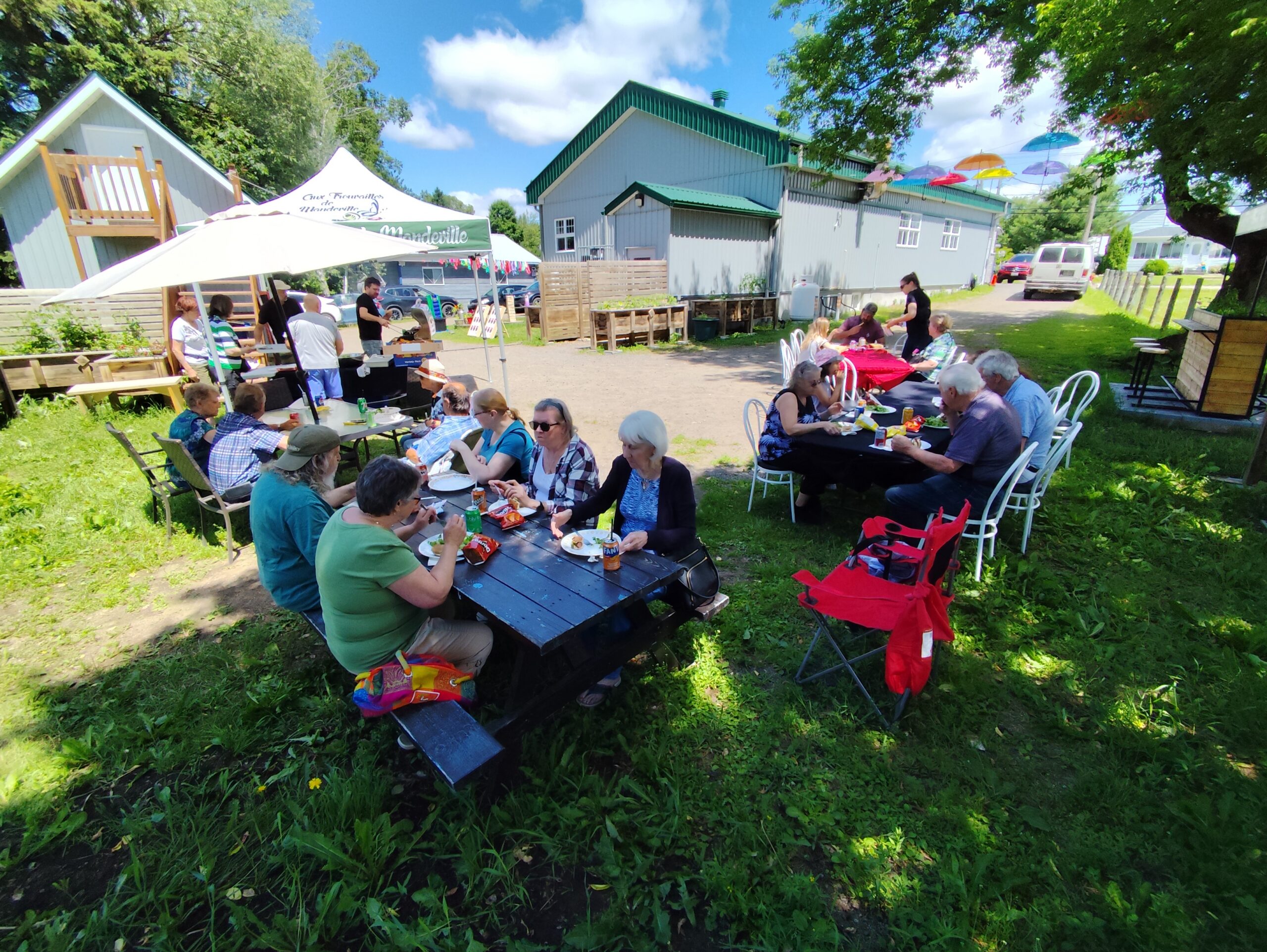 Dîner barbecue gens qui mangent